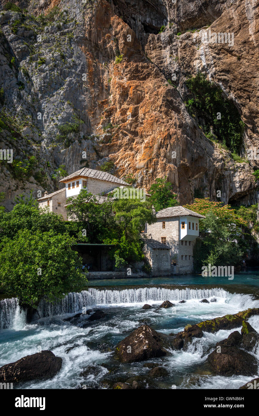 La sorgente carsica del fiume Buna a Blagaj e Derviche monastero (Tekke). Bosnia - Erzegovina. Foto Stock