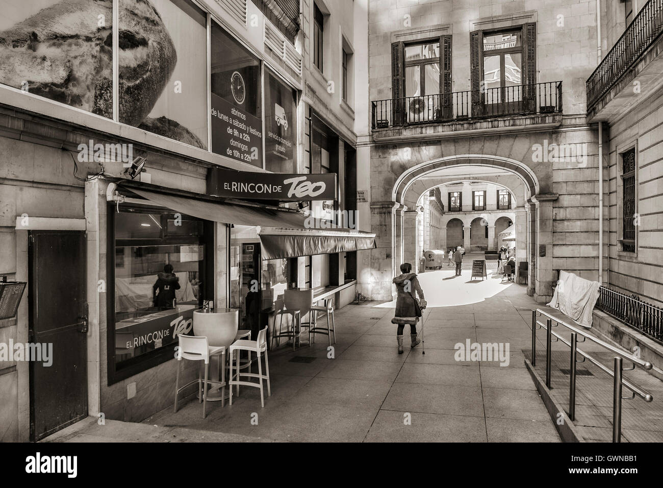 Plaza Porticada in Santander visto attraverso la Peaje Puntida portici. Cantabria, SPAGNA Foto Stock