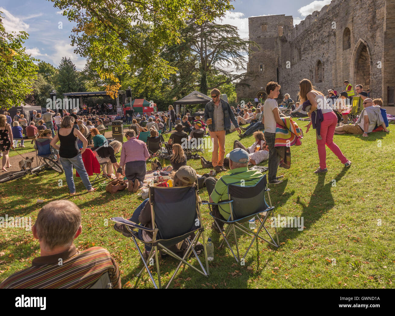 Newark Castle blues festival di viste sul castello e i visitatori Newark on Trent Nottinghamshire estate Foto Stock