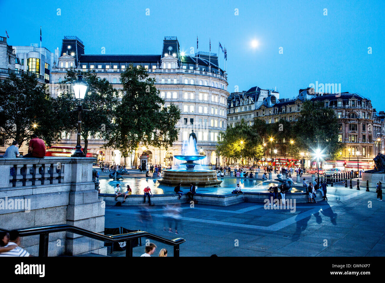 Fontane notte Trafalgar Square London REGNO UNITO Foto Stock