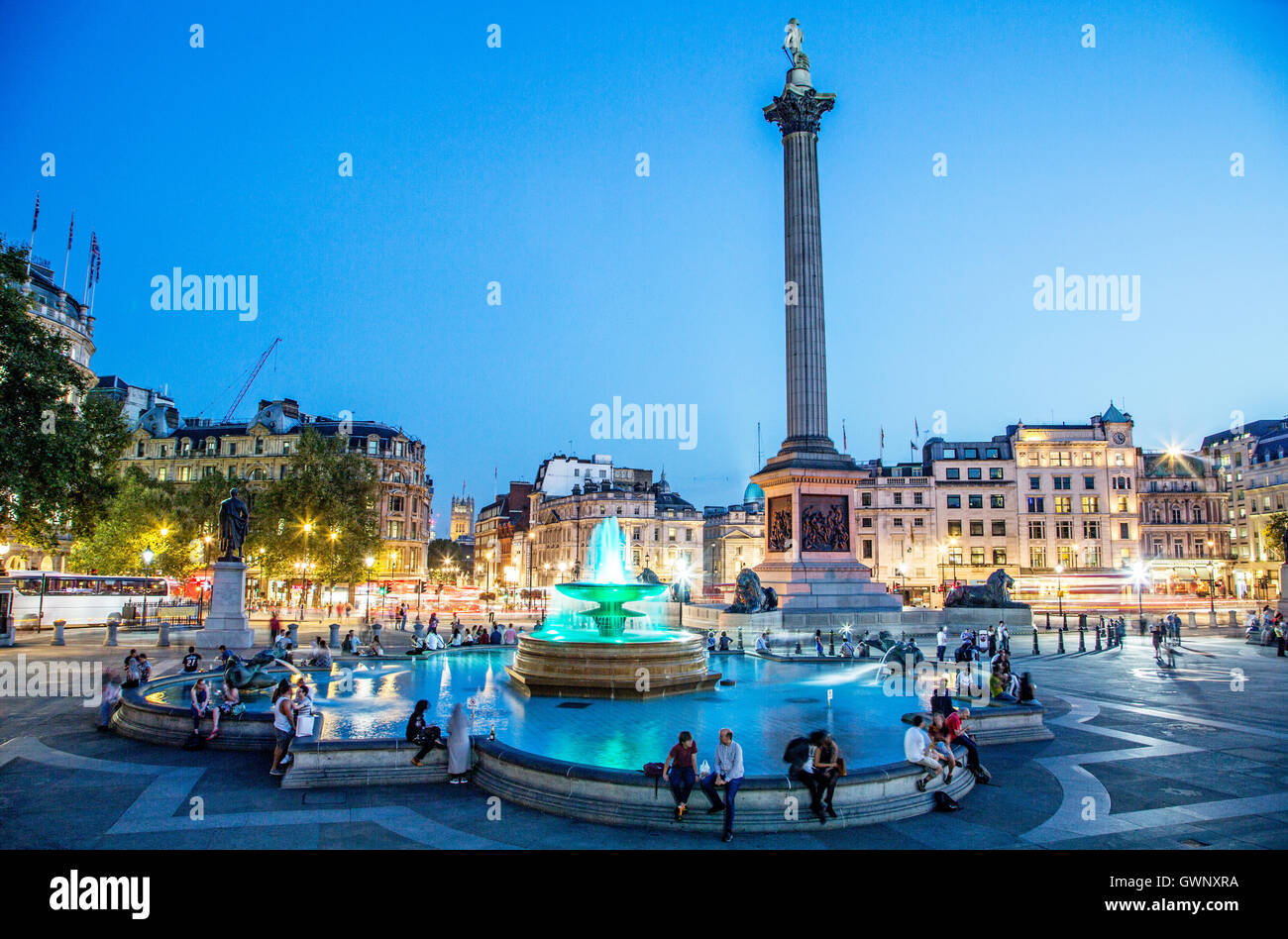 Fontane e Nelsons Column di notte Trafalgar Square London REGNO UNITO Foto Stock