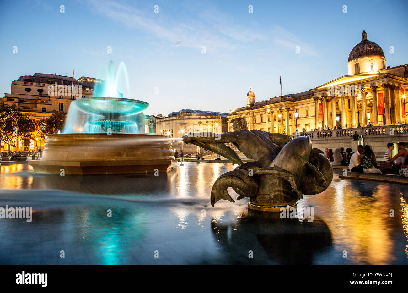 Una fontana di notte Trafalgar Square London REGNO UNITO Foto Stock