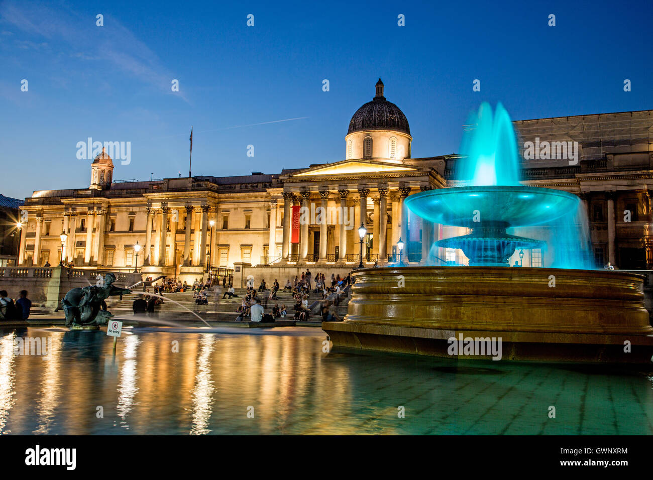 Una fontana di notte Trafalgar Square London REGNO UNITO Foto Stock