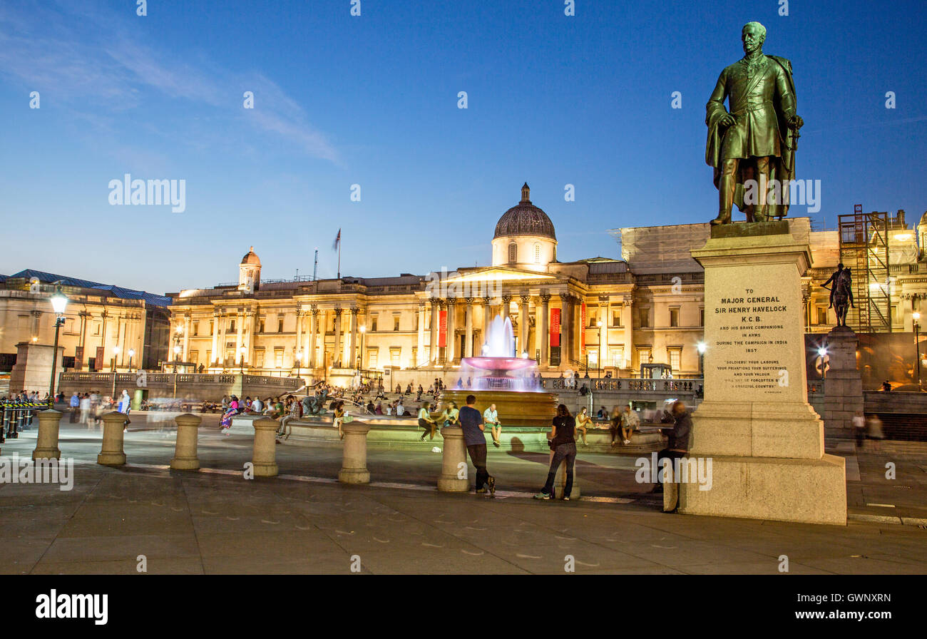 Statua di maggior generale Sir Henry Havelock Trafalgar Square di notte London REGNO UNITO Foto Stock