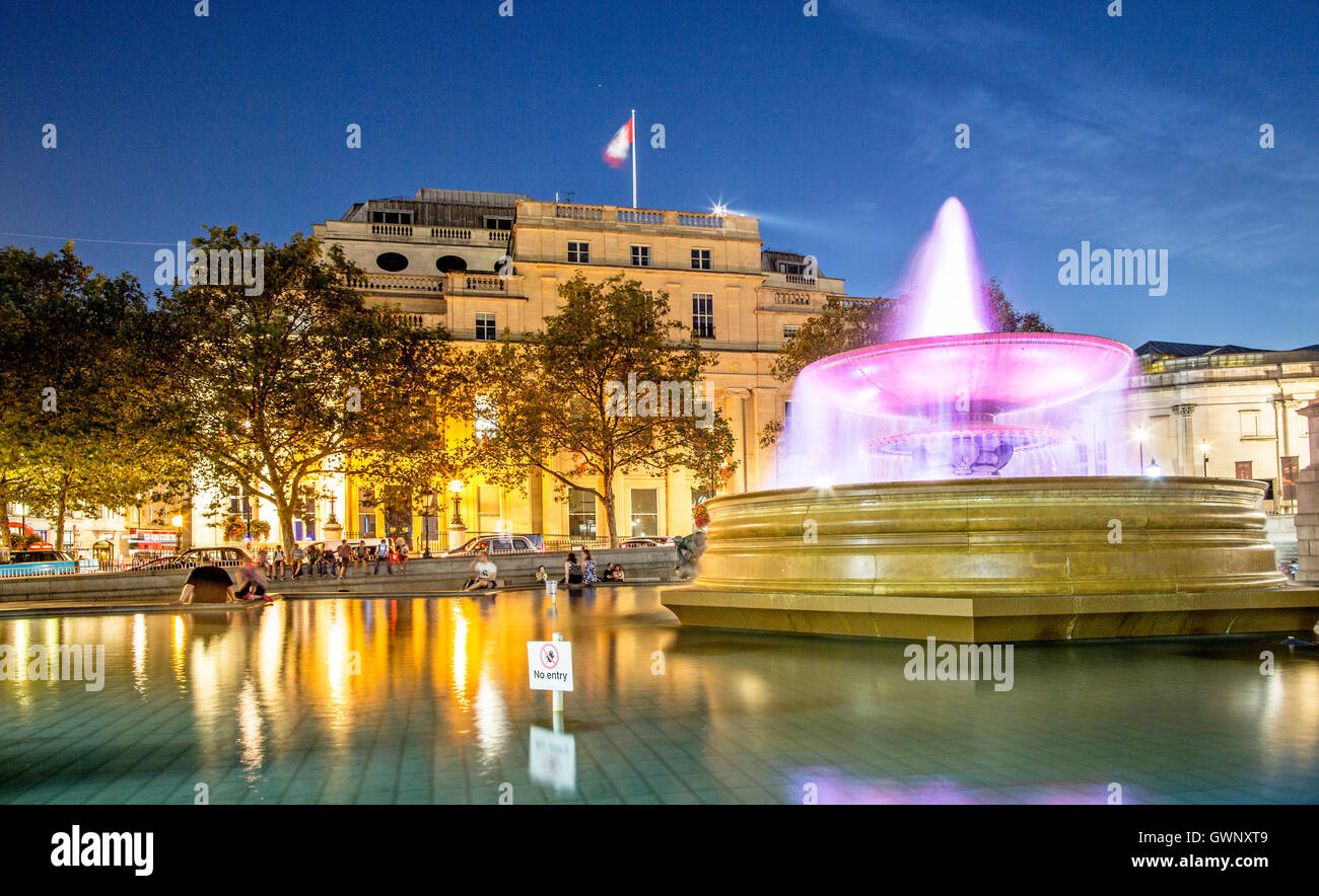 Una fontana di notte Trafalgar Square London REGNO UNITO Foto Stock