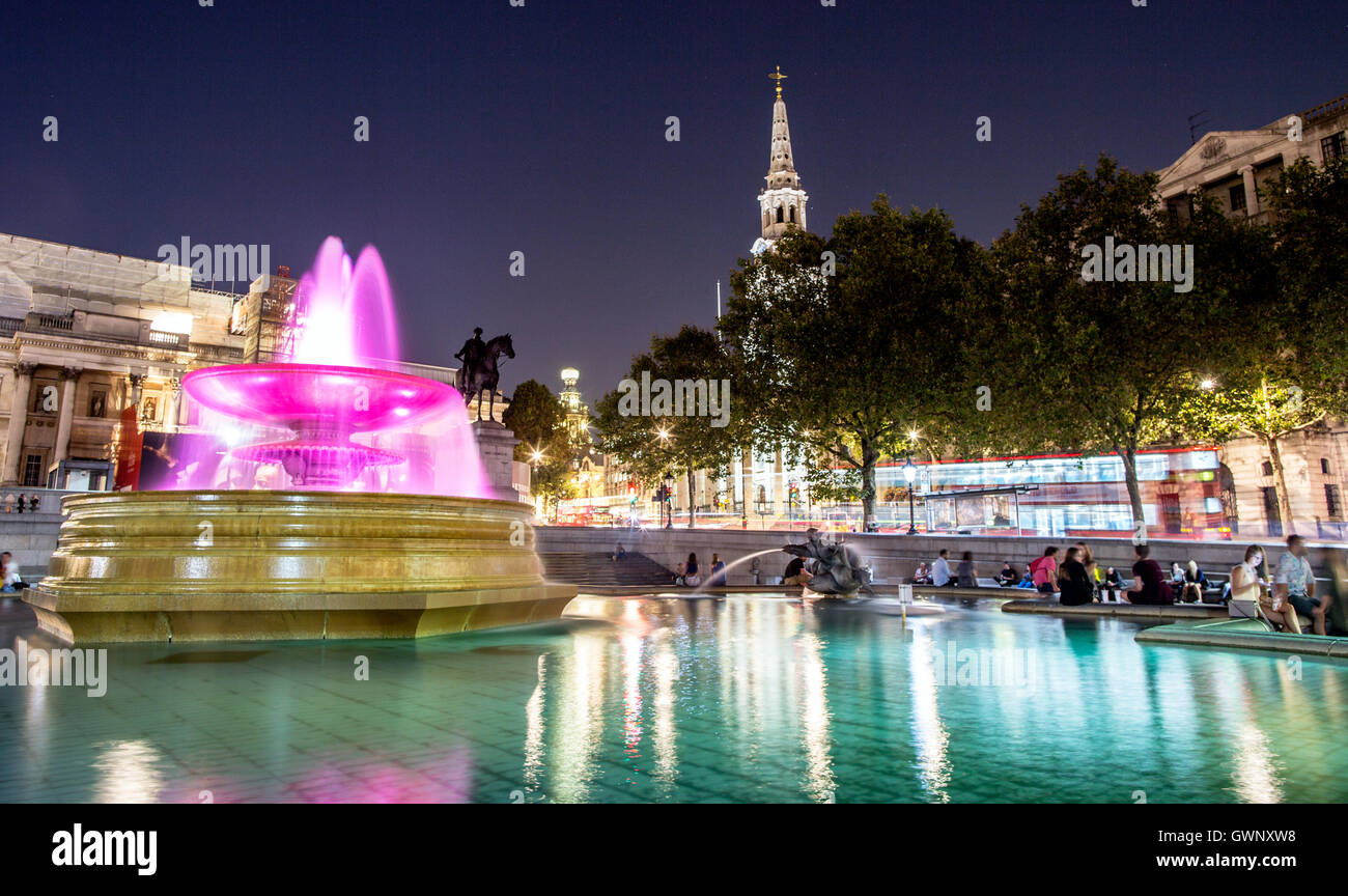 Le Fontane di notte Trafalgar Square London REGNO UNITO Foto Stock