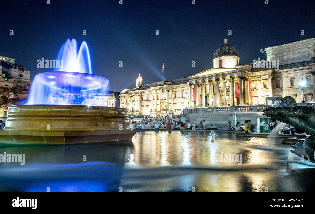 Le Fontane di notte Trafalgar Square London REGNO UNITO Foto Stock