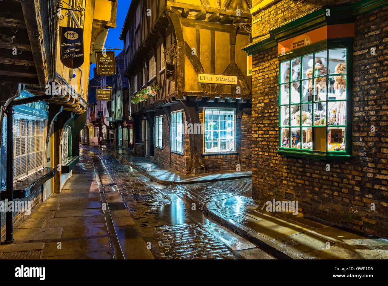 Lo storico del XIV secolo Shambles durante la notte, la città di York, North Yorkshire, Inghilterra, Regno Unito Foto Stock