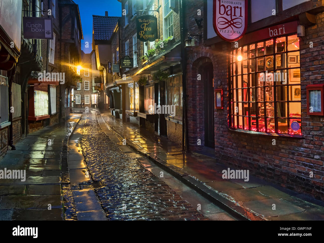 Lo storico del XIV secolo Shambles durante la notte, la città di York, North Yorkshire, Inghilterra, Regno Unito Foto Stock