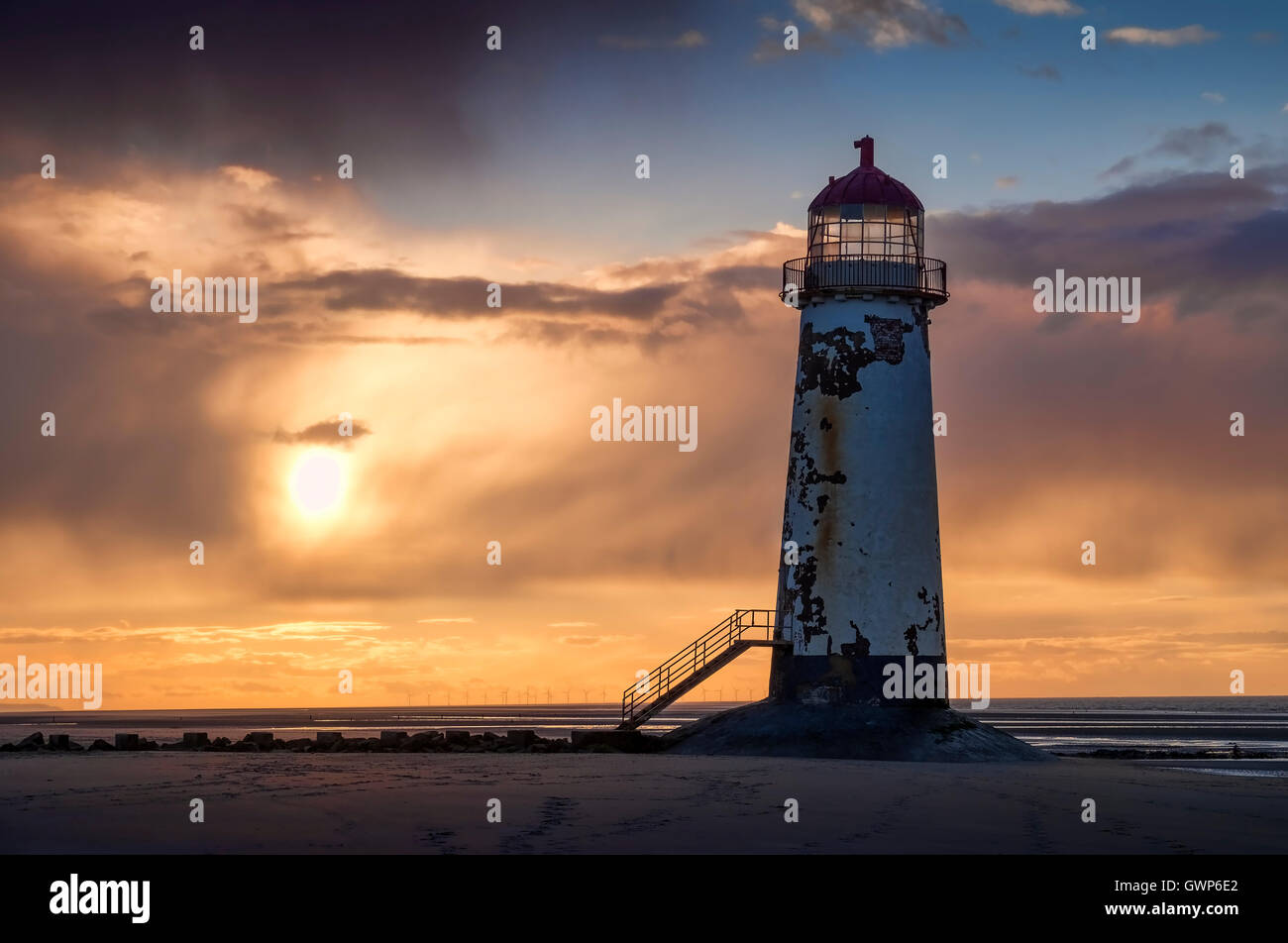 Talacre Lighthouse al tramonto, Talacre Beach, Flintshire, Galles del Nord, Regno Unito Foto Stock
