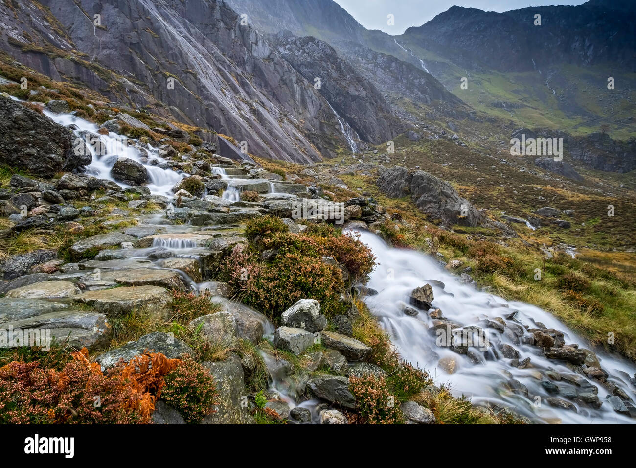 Un'Alluvione copre il sentiero sotto Idwal lastre, Cwm Idwal, Snowdonia National Park, North Wales, Regno Unito Foto Stock