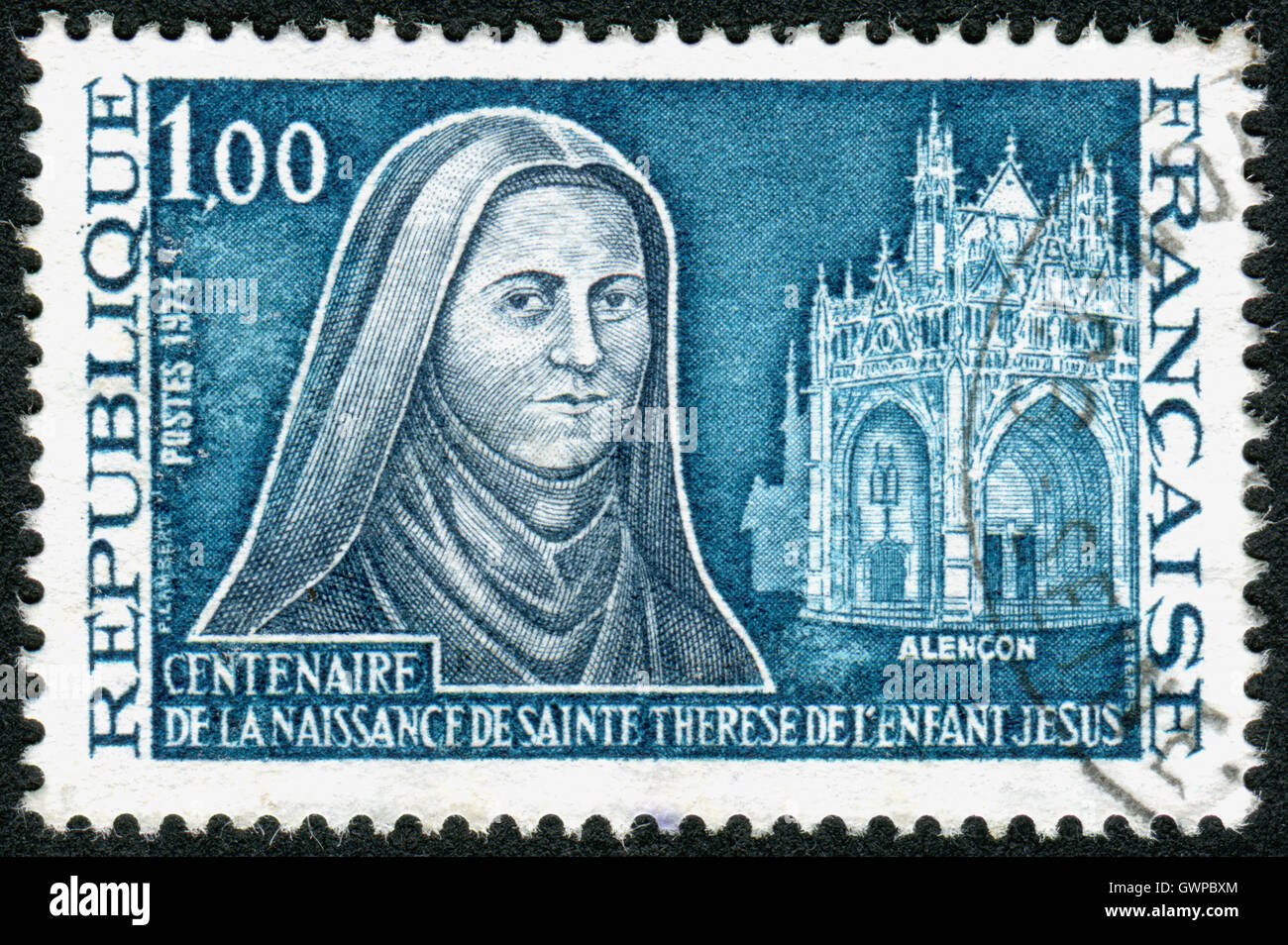 Francobollo stampato in Francia, dedicato al centenario della nascita di Santa Teresa di Lisieux, il piccolo fiore, monaca carmelitana. Foto Stock