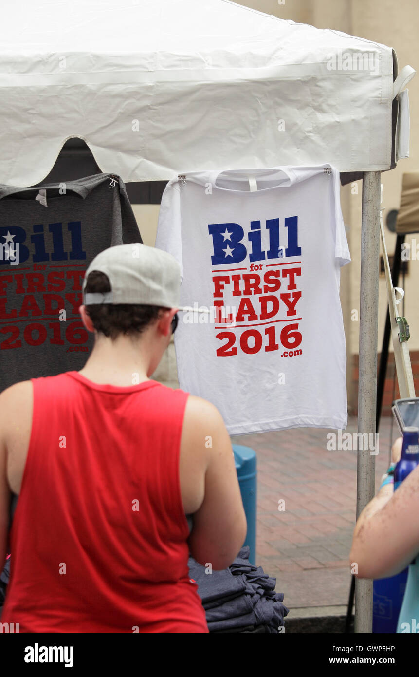Bill per la First Lady, 2016 Charlotte Pride Festival, Charlotte, North Carolina, STATI UNITI D'AMERICA Foto Stock