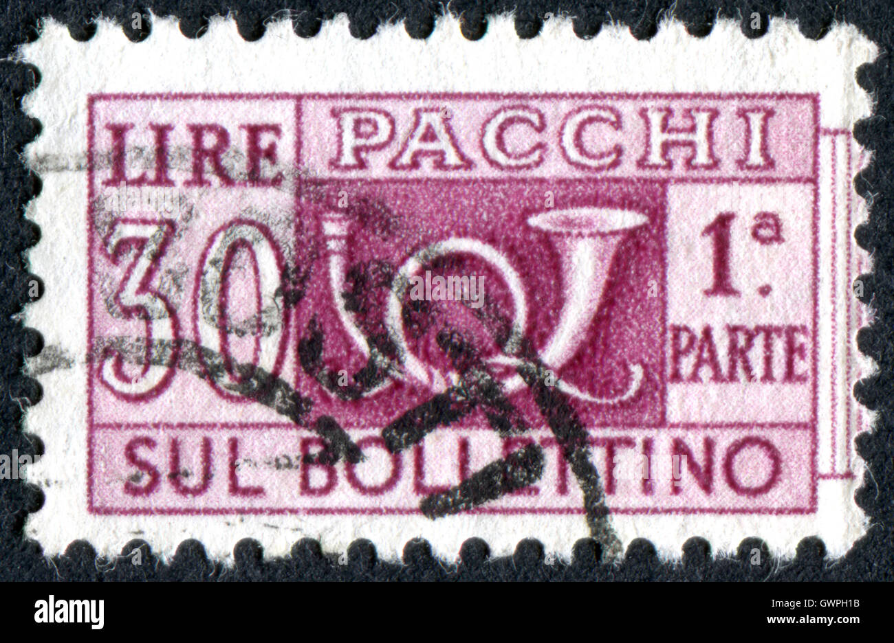 Italia - circa 1956: pacchi timbro stampato in Italia, mostra il tradizionale corno postale e il valore facciale, circa 1956 Foto Stock
