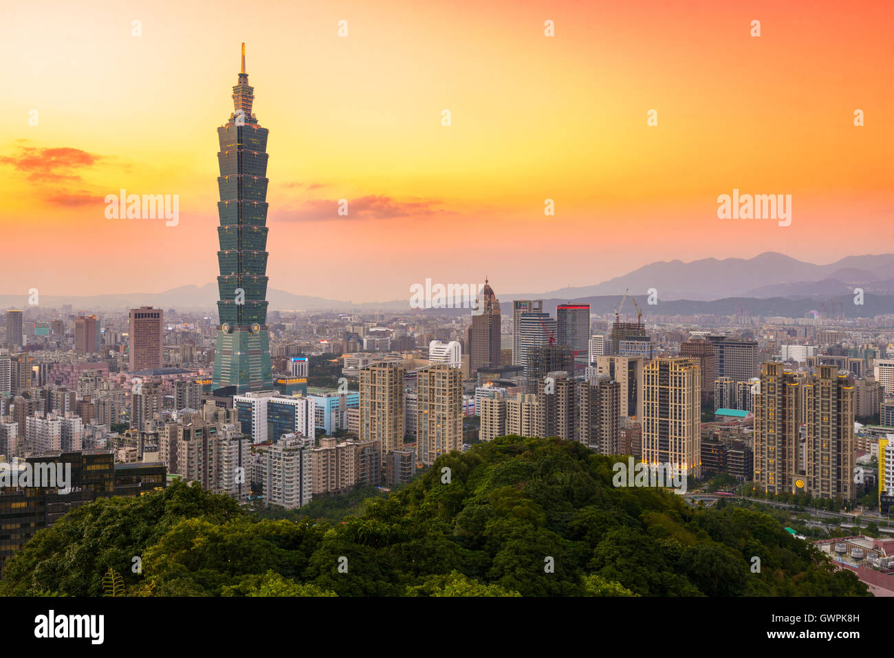 Taipei, Taiwan dello skyline della città al crepuscolo. Foto Stock