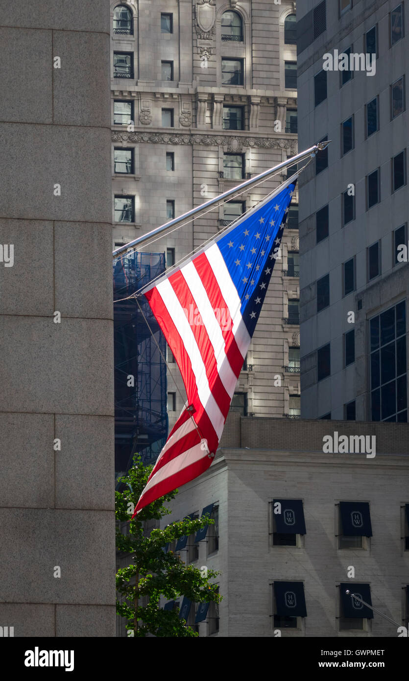 Vecchia gloria, una bandiera degli Stati Uniti battenti in Midtown Manhattan Foto Stock