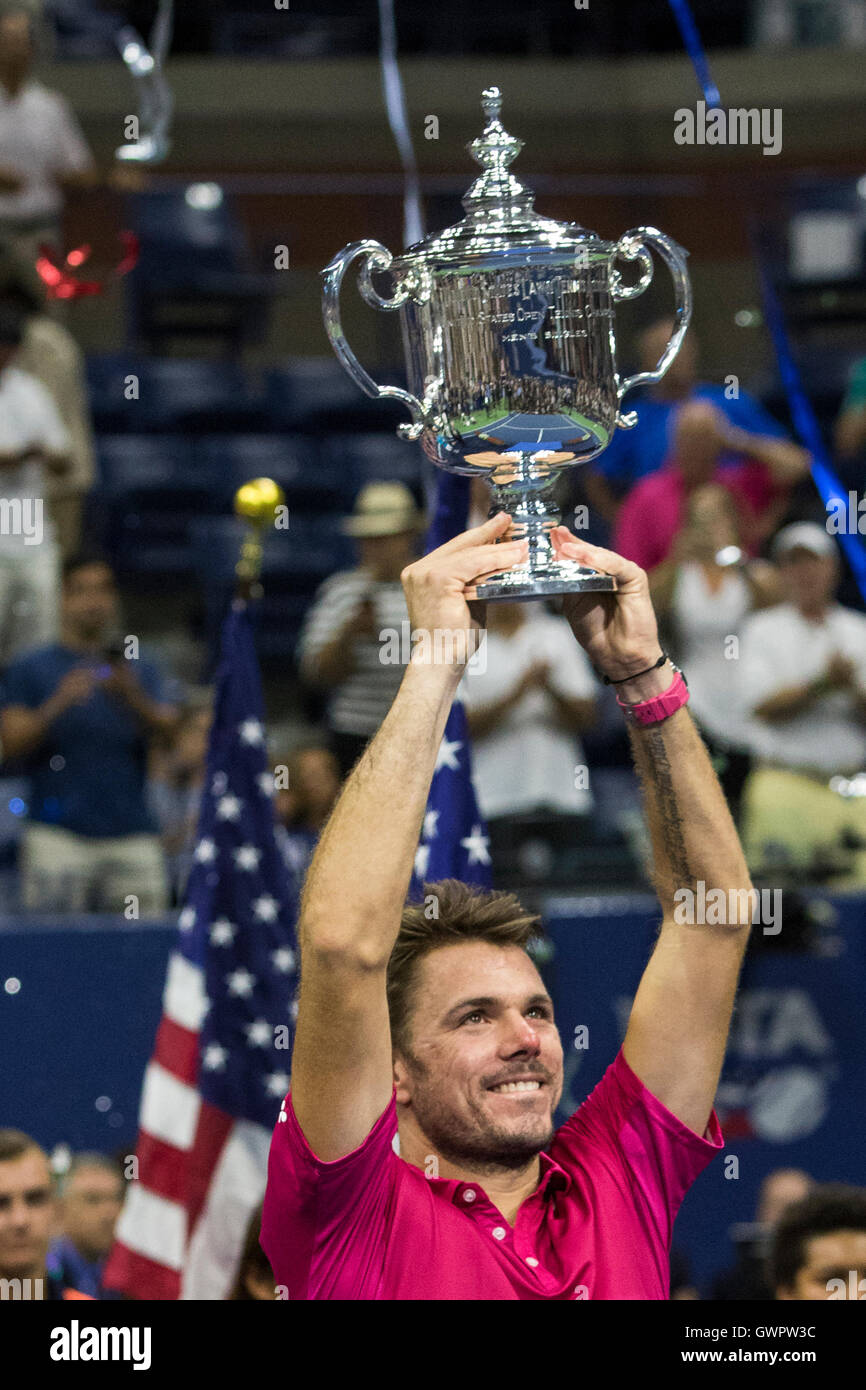 Stan Wawrinka (SUI) vincitore del 2016 US Open Uomini azienda finale campionato trofeo. Foto Stock