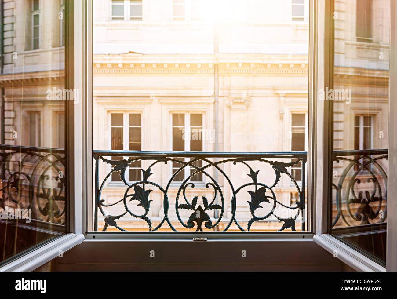 Vista della costruzione europea da una finestra aperta a Tolosa, in Francia, con il tardo pomeriggio di sole. Foto Stock