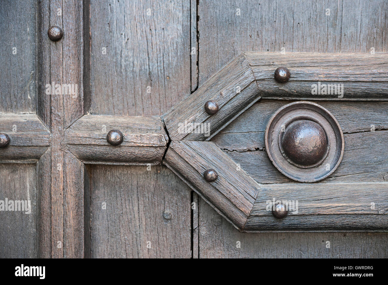 Frammento di una vecchia porta di legno di Saint Sernin Basilica di Tolosa, Francia. Foto Stock