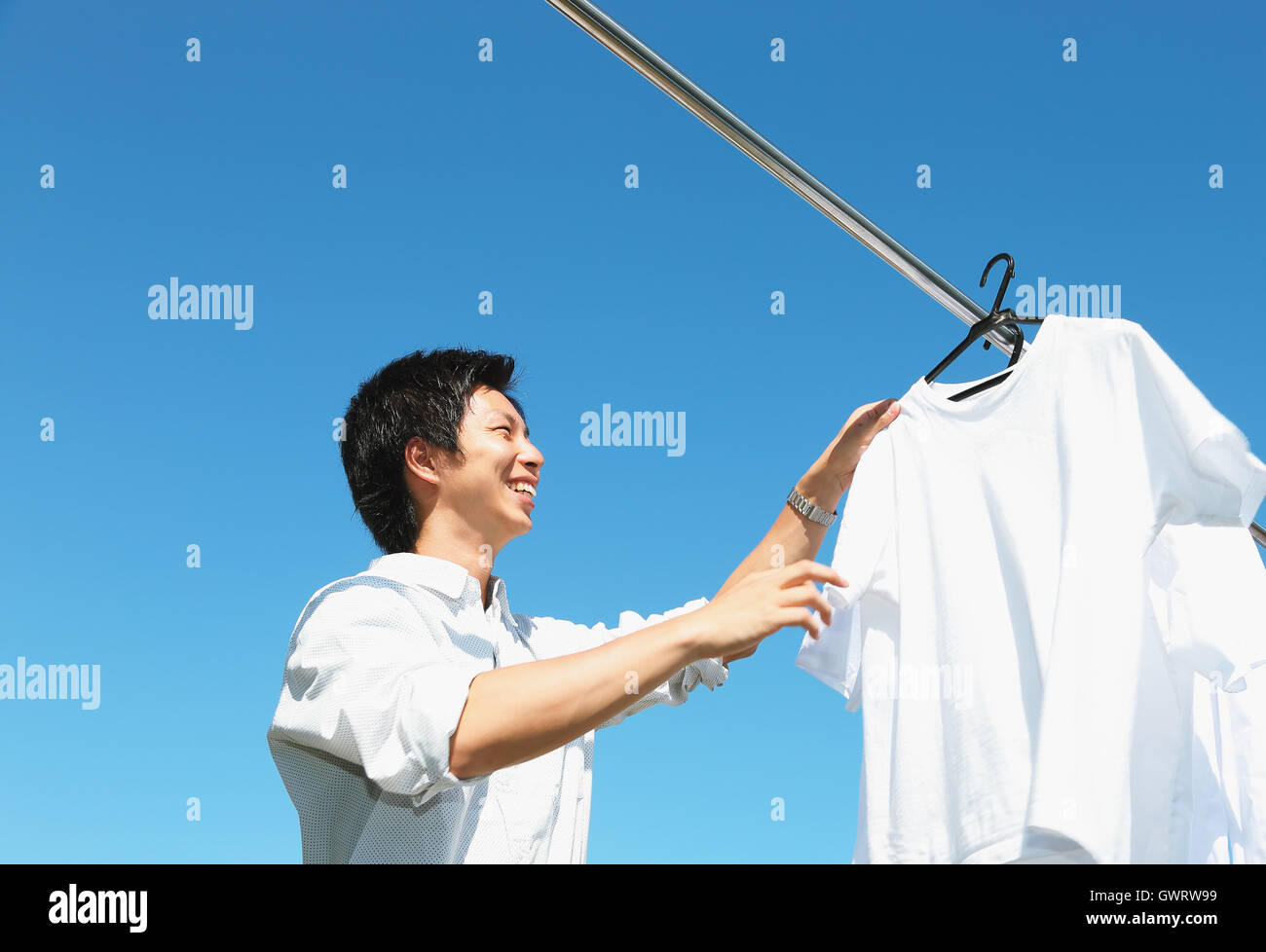 Un giovane giapponese uomo che fa servizio lavanderia Foto Stock