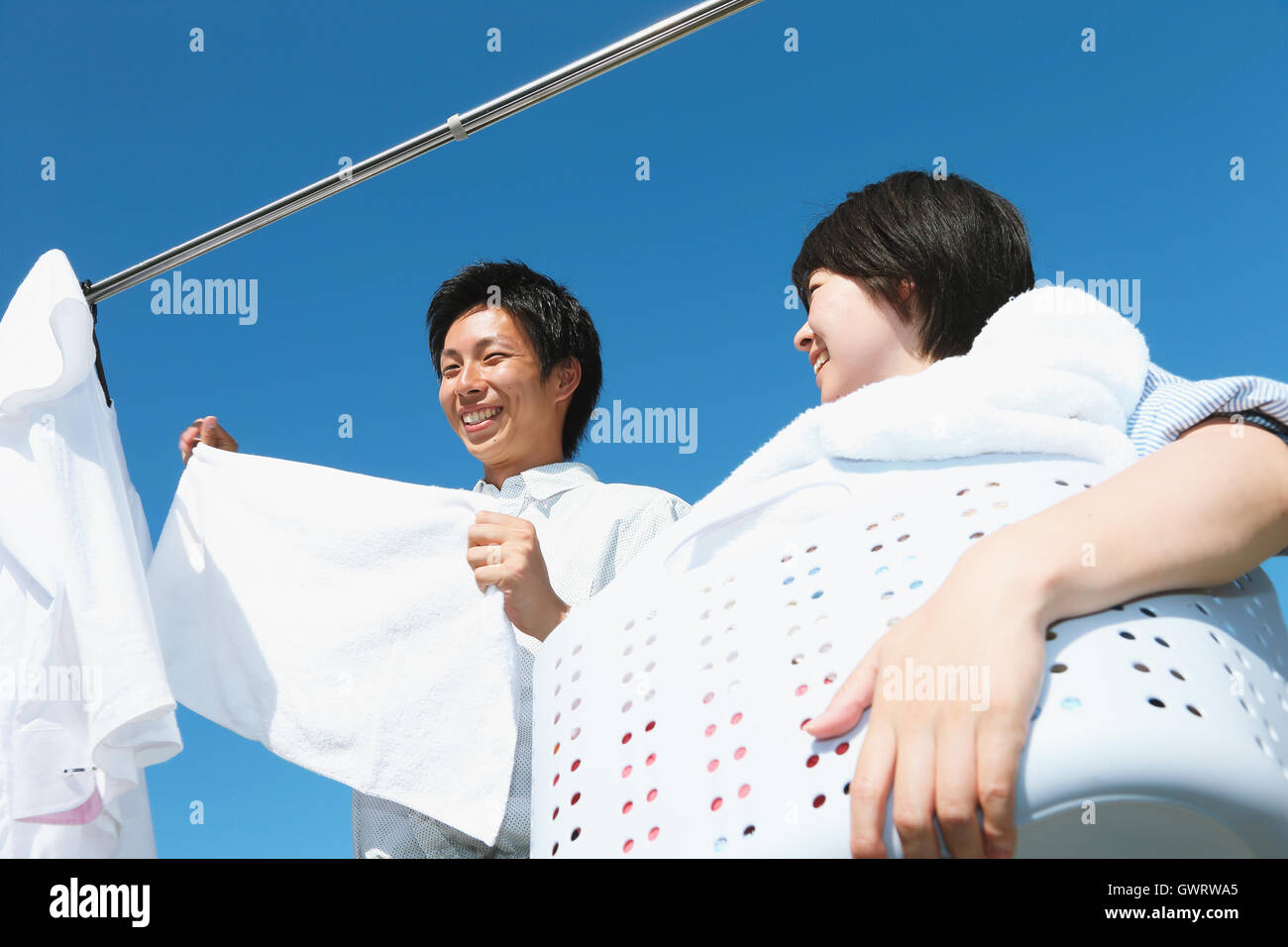 Un giovane giapponese giovane facendo servizio lavanderia Foto Stock