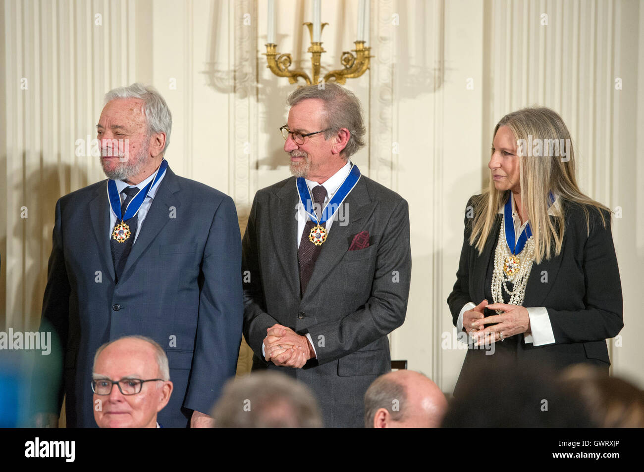 Compositore e paroliere Stephen Sondheim, sinistra, American film del regista, produttore, filantropo e imprenditore Steven Spielberg, centro e cantante, attrice, regista e cantautore di Barbra Streisand, destra, dopo aver ricevuto la medaglia presidenziale della Freedo Foto Stock