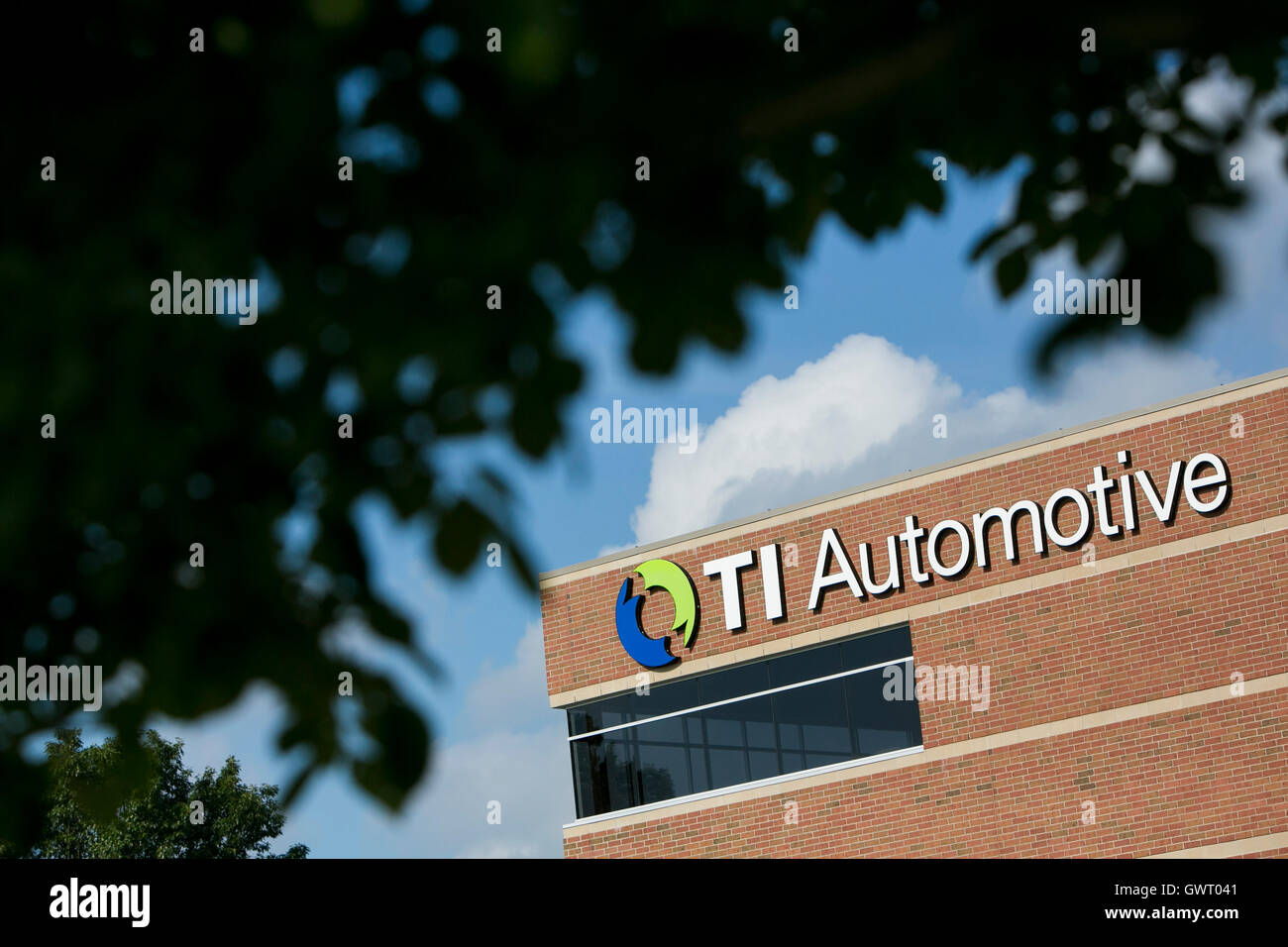 Un logo segno al di fuori della struttura occupata da TI Automotive in Auburn Hills, Michigan, il 17 luglio 2016. Foto Stock