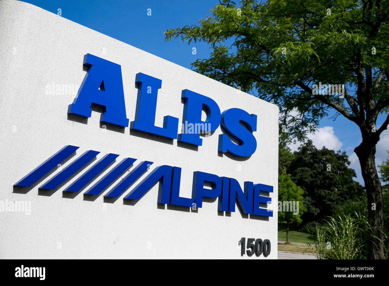 Un segno del logo al di fuori di una struttura occupata da Alps Electric Co., Ltd. e Alpine Electronics Inc., in Auburn Hills, Michigan o Foto Stock