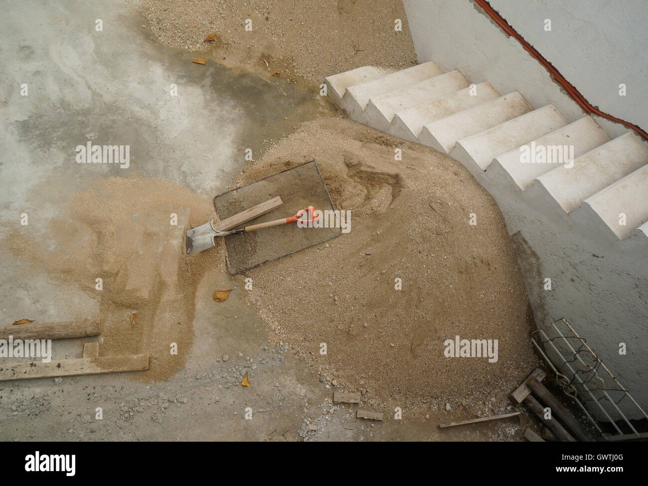 Sandpile per la miscelazione con il cemento per la costruzione di scale. Foto Stock