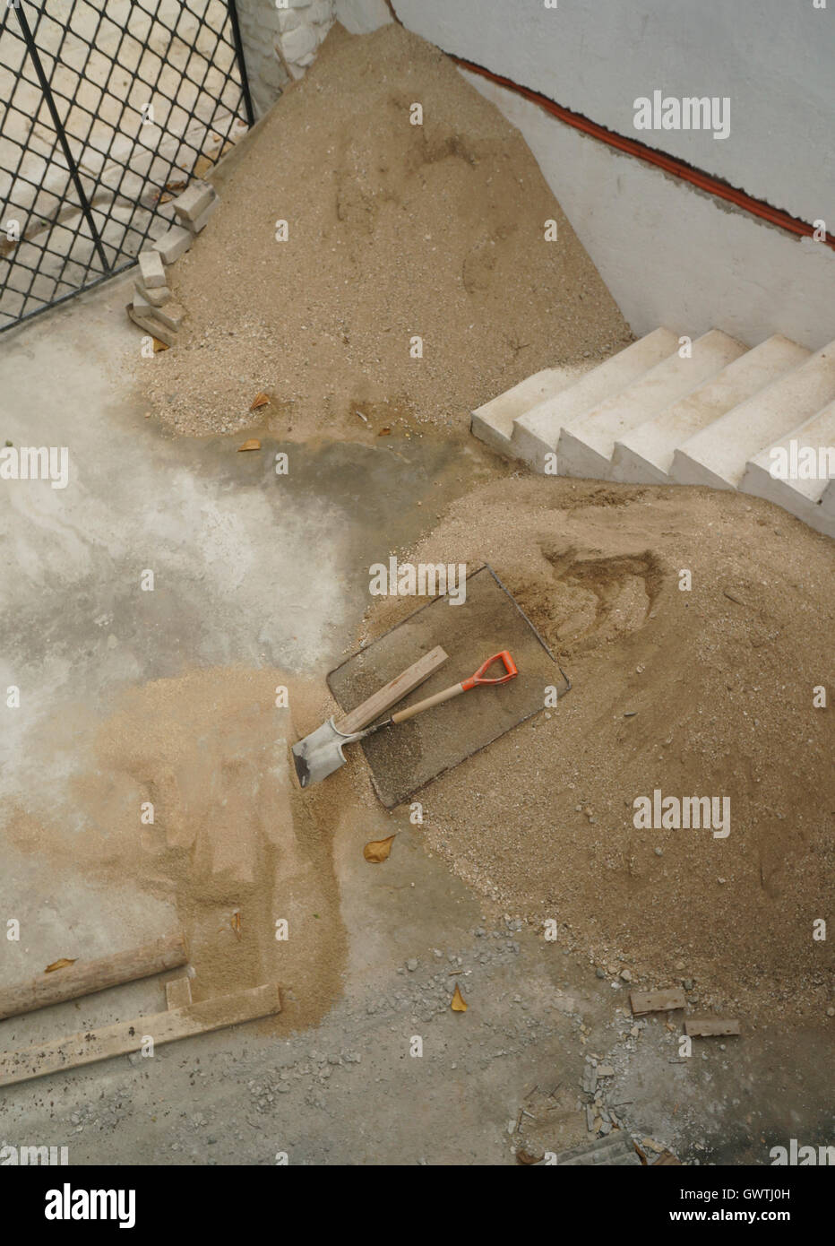 Sandpile per la miscelazione con il cemento per la costruzione di scale. Foto Stock