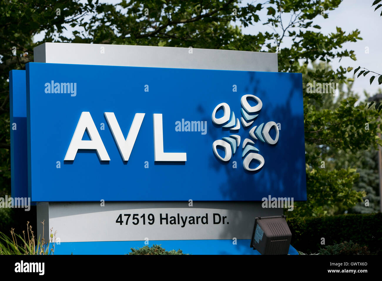 Un segno del logo al di fuori di una struttura occupata da Anstalt für Verbrennungskraftmaschinen elenco (AVL) in Plymouth, Michigan il 1 luglio Foto Stock