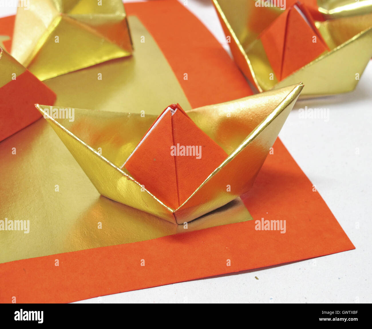 Chinese Gold joss uso di carta per fare un sacrificio al dio Foto Stock