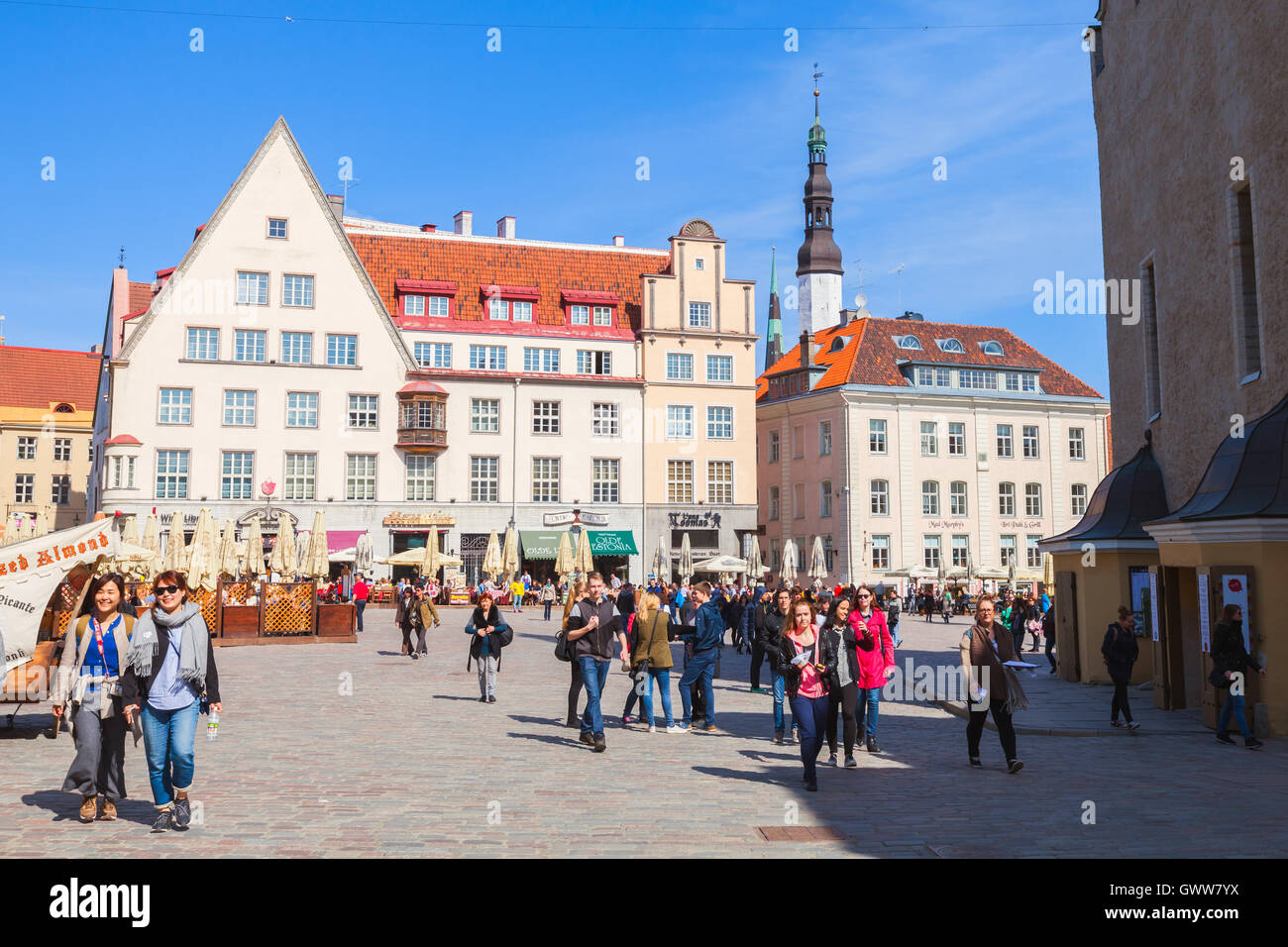 Tallinn, Estonia - 2 Maggio 2016: Raekoja plats. Centrale di Piazza del Municipio di Tallinn vecchia con pochi turisti Foto Stock