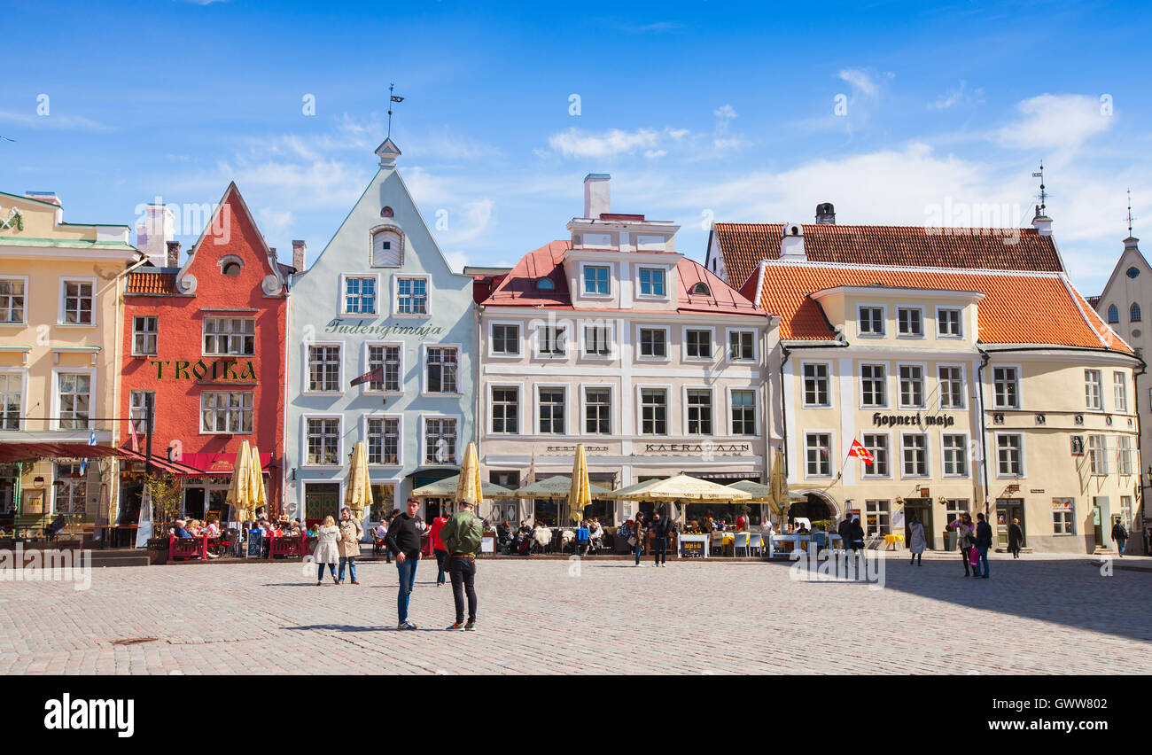 Tallinn, Estonia - 2 Maggio 2016: turisti camminando sulla piazza del municipio nel centro della vecchia Tallinn Foto Stock