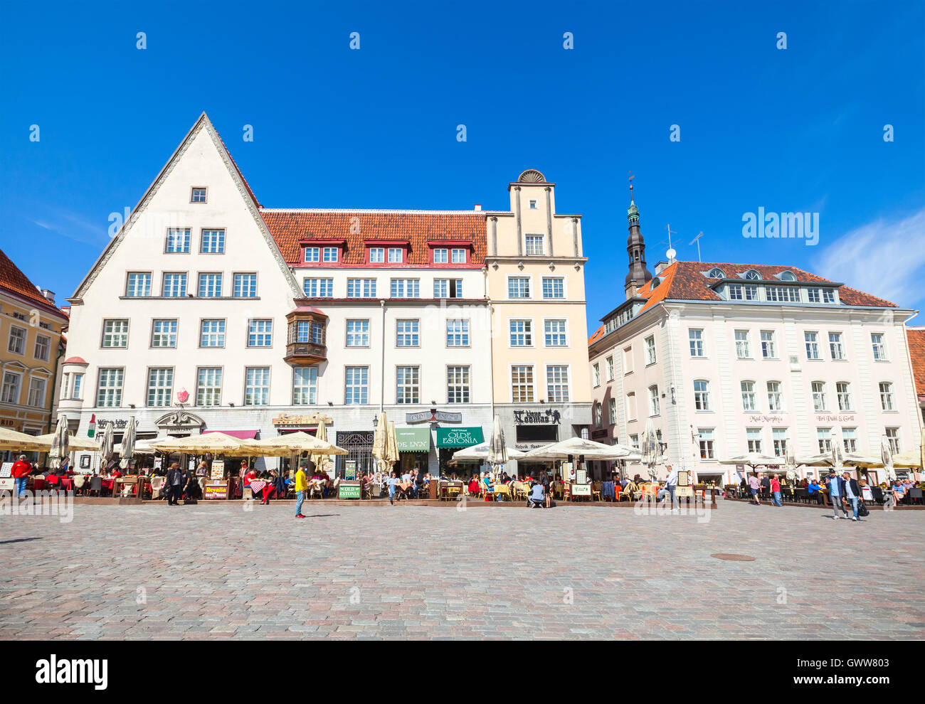 Tallinn, Estonia - 2 Maggio 2016: turisti e cittadini sono sulla piazza del Municipio di Tallinn vecchia Foto Stock