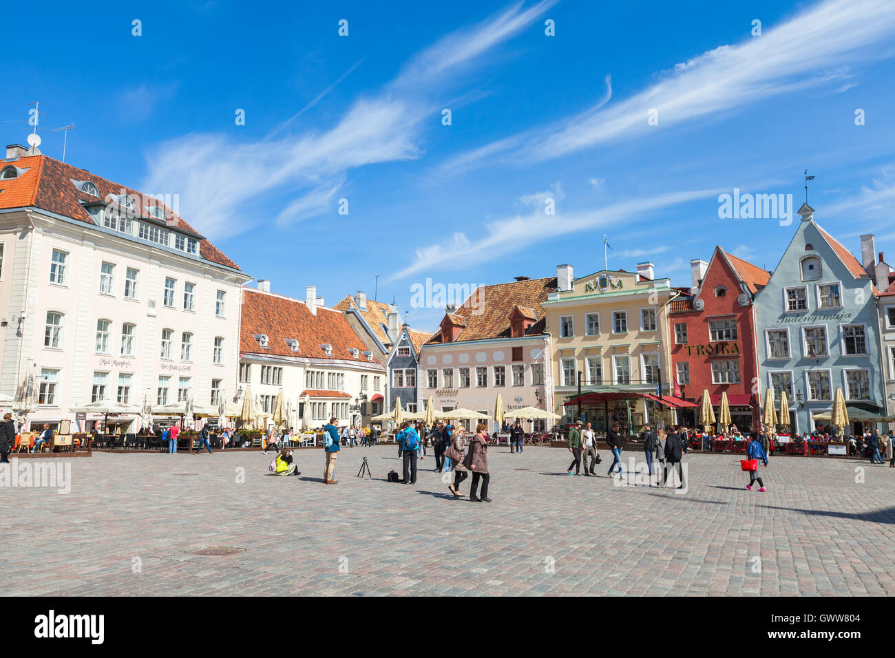 Tallinn, Estonia - 2 Maggio 2016: Cittadini e turisti a piedi alla Piazza del Municipio di Tallinn vecchia Foto Stock
