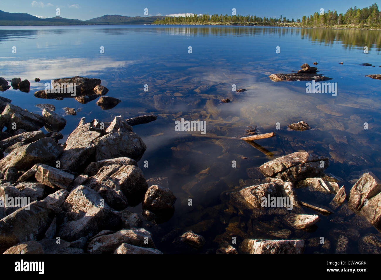 Scandinavian lago con acqua liscia e rocce Foto Stock