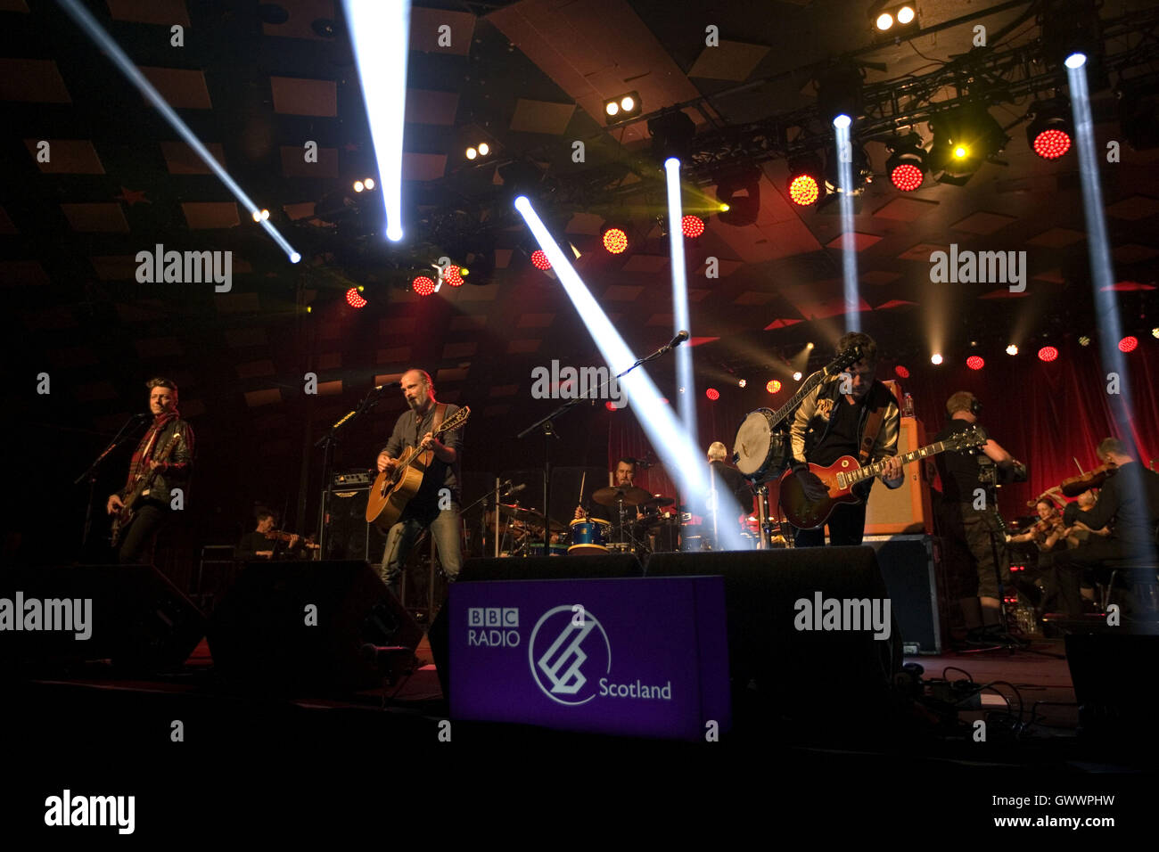 Travis suona con la BBC Scottish Symphony Orchestra presso la sala da ballo Barrowlands Glasgow offre: Travis, BBC Scottish Symphony Orchestra dove: Glasgow, Scotland, Regno Unito quando: 03 Giu 2016 Foto Stock