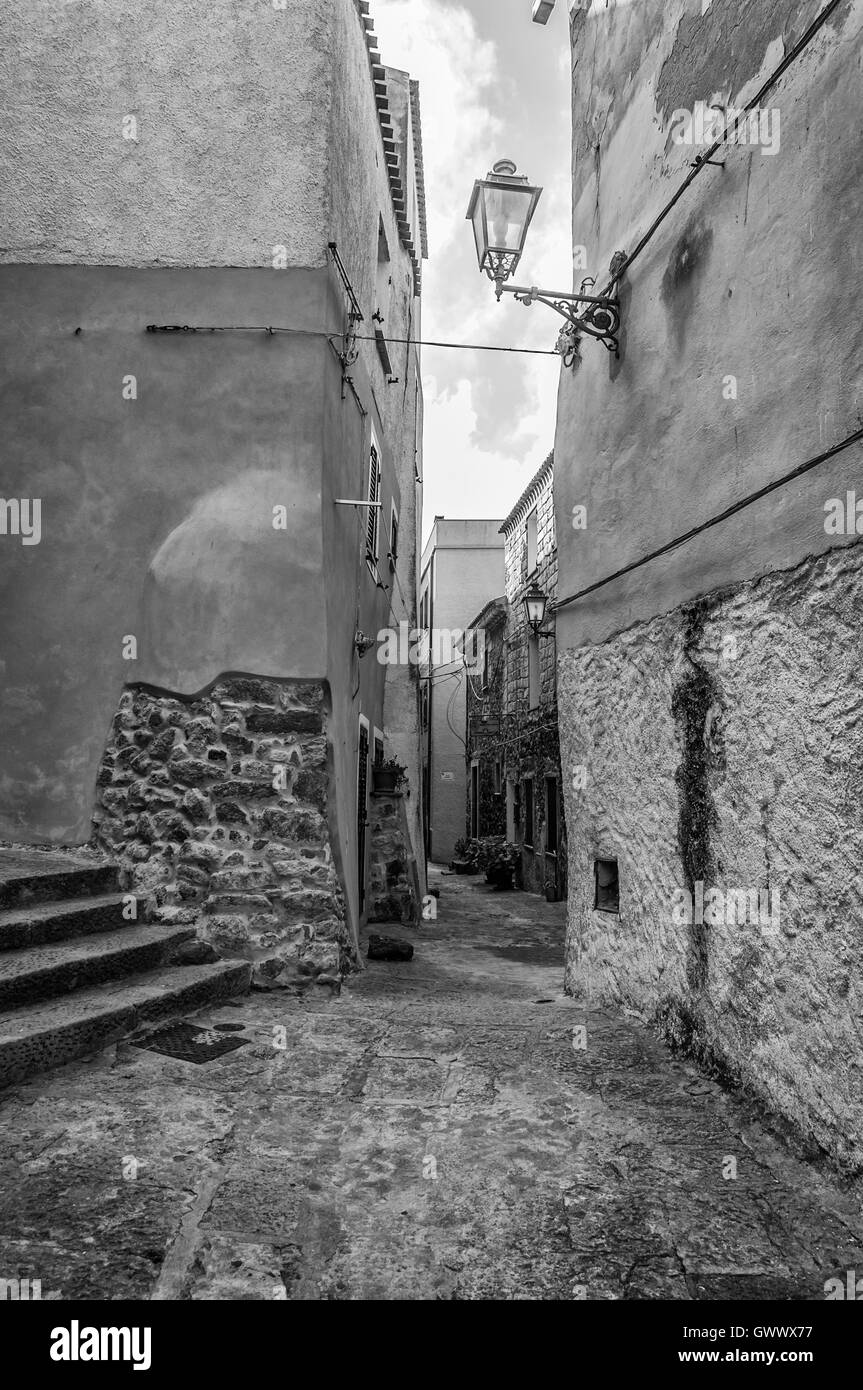 La bellissima alley di Castelsardo città vecchia - Sardegna - Italia Foto Stock