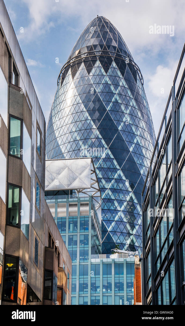 Il neo-Futurista 30 St Mary Axe edificio, meglio noto come il Gherkin, città di Londra, Inghilterra, Gran Bretagna Foto Stock