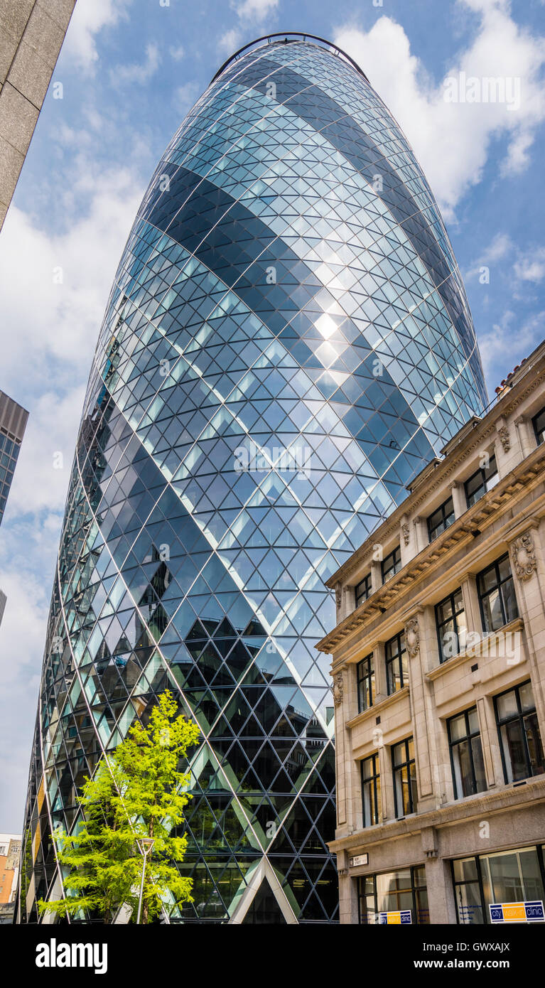 Vista del neo-Futurista 30 St Mary Axe edificio, meglio noto come il Gherkin, città di Londra, Inghilterra, Gran Bretagna Foto Stock