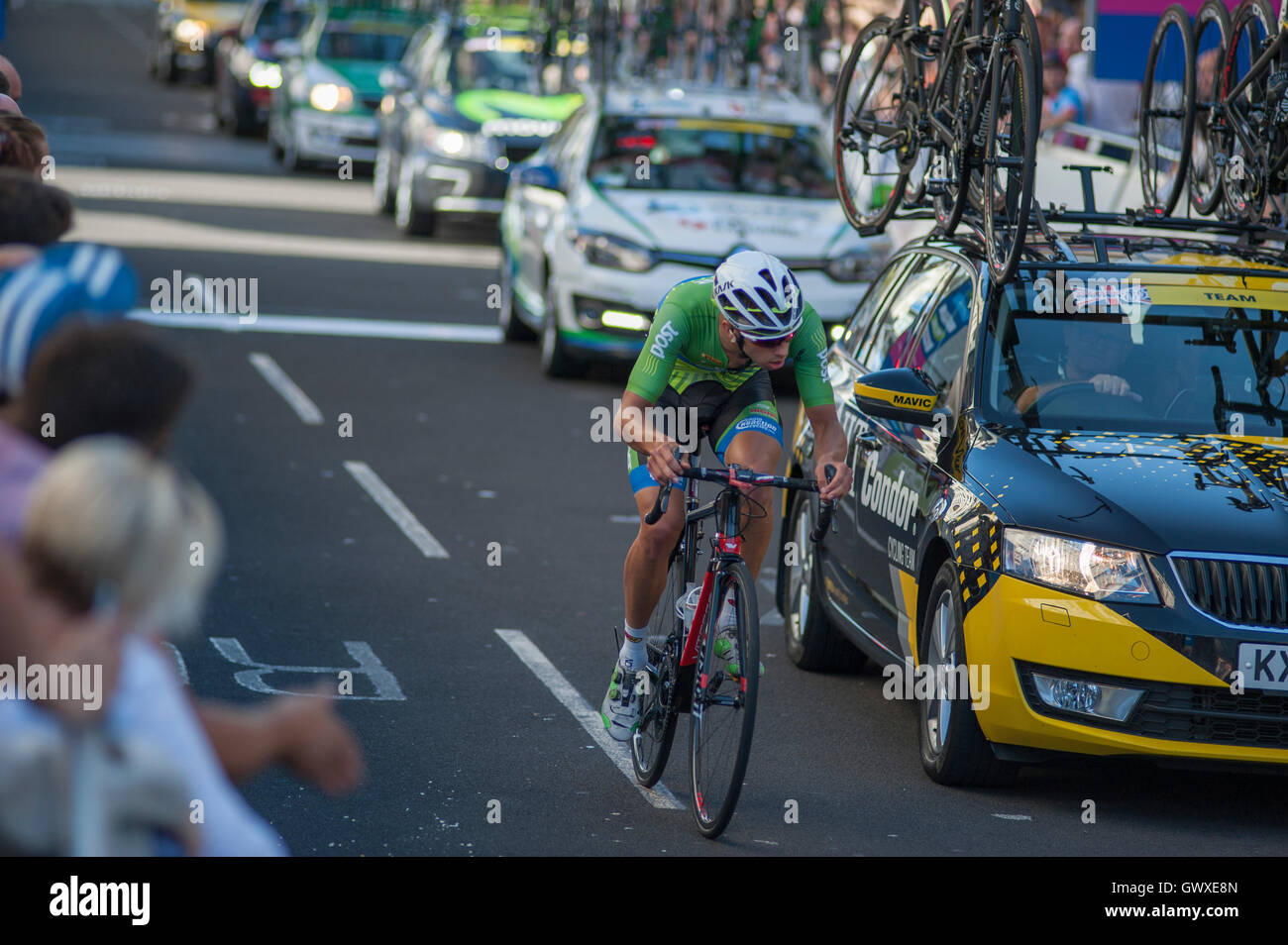 Tour della Gran Bretagna stadio 8 finale nel centro di Londra, 11 settembre 2016, un Post backmarker tessitura attraverso il traffico di gara Foto Stock