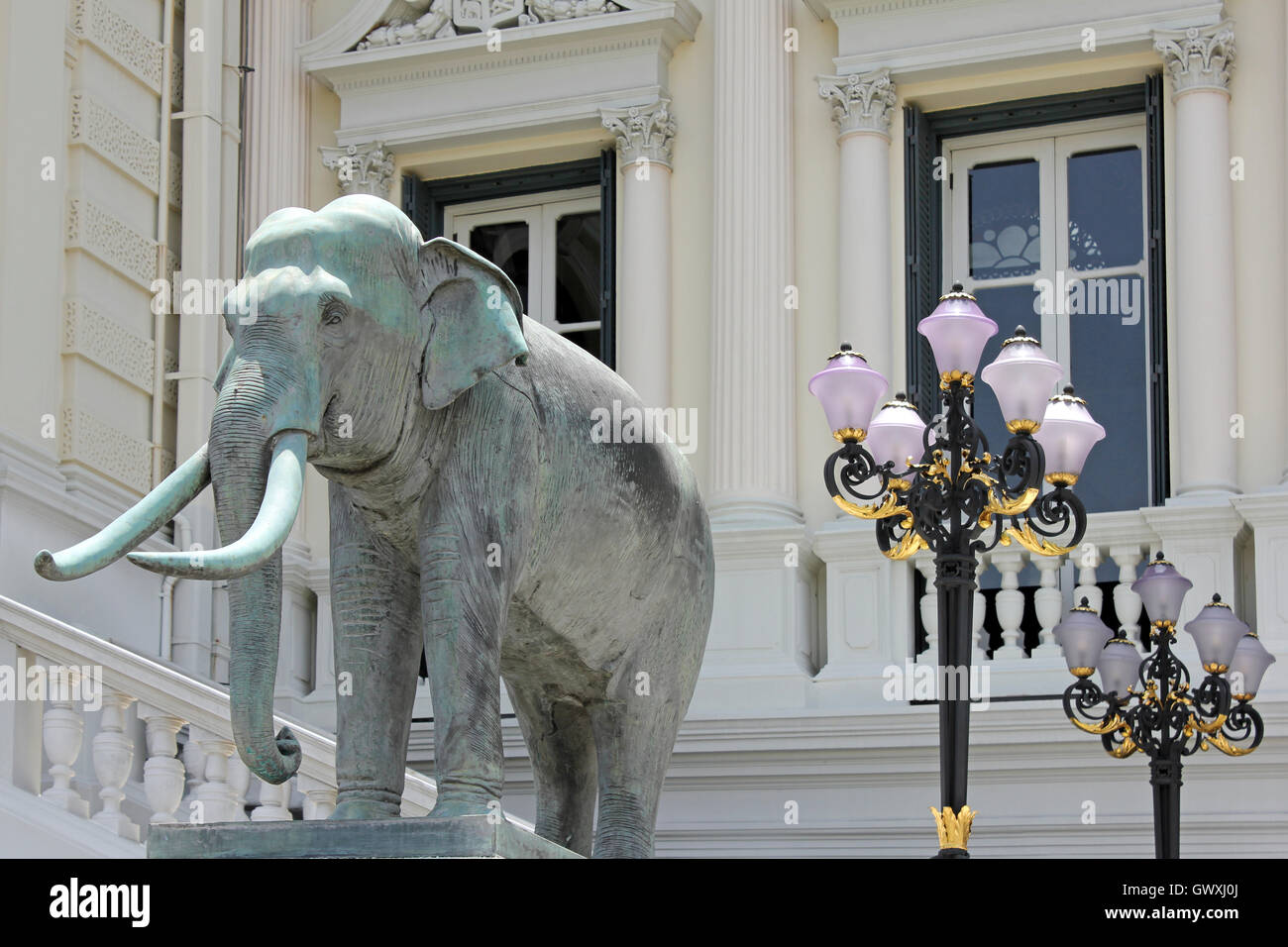 Statua di elefante in Chakri Mahaprasad Hall, Grand Palace di Bangkok, Thailandia Foto Stock
