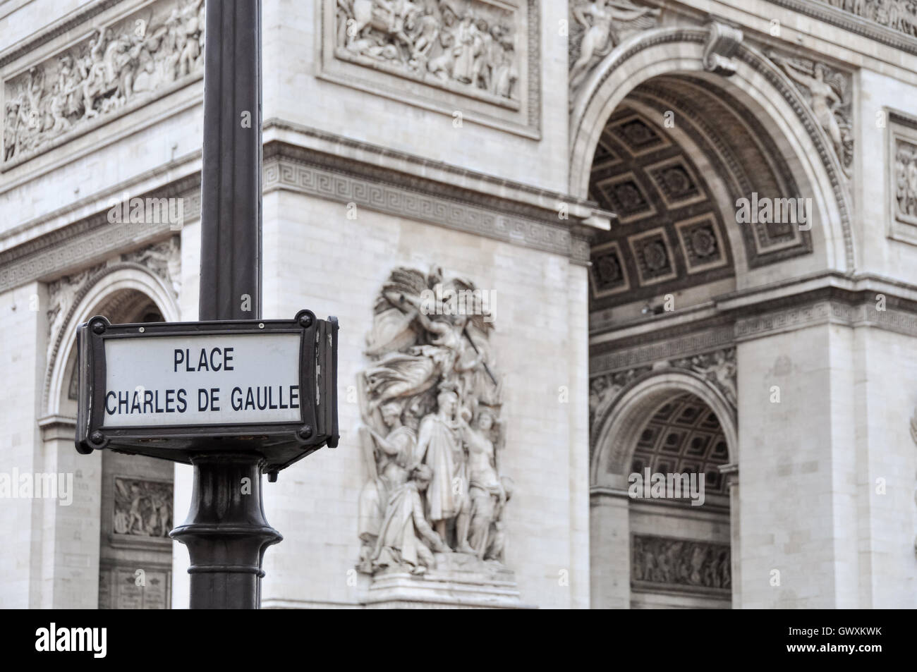 Place Charles de Gaulle segno con l'Arc de Triomphe in background in Parigi, Francia Foto Stock