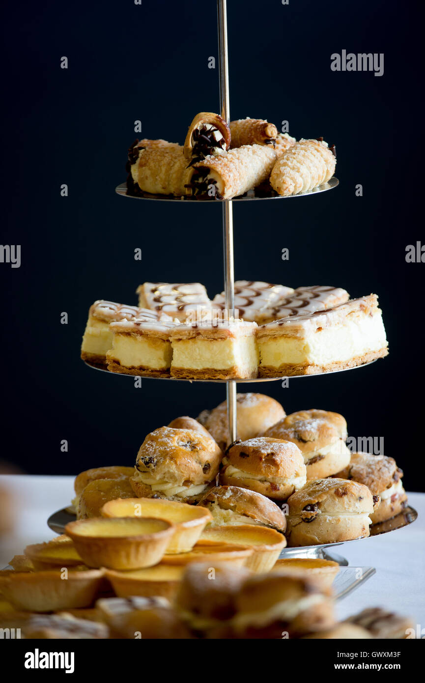Torte di panna e scones sul display Foto Stock