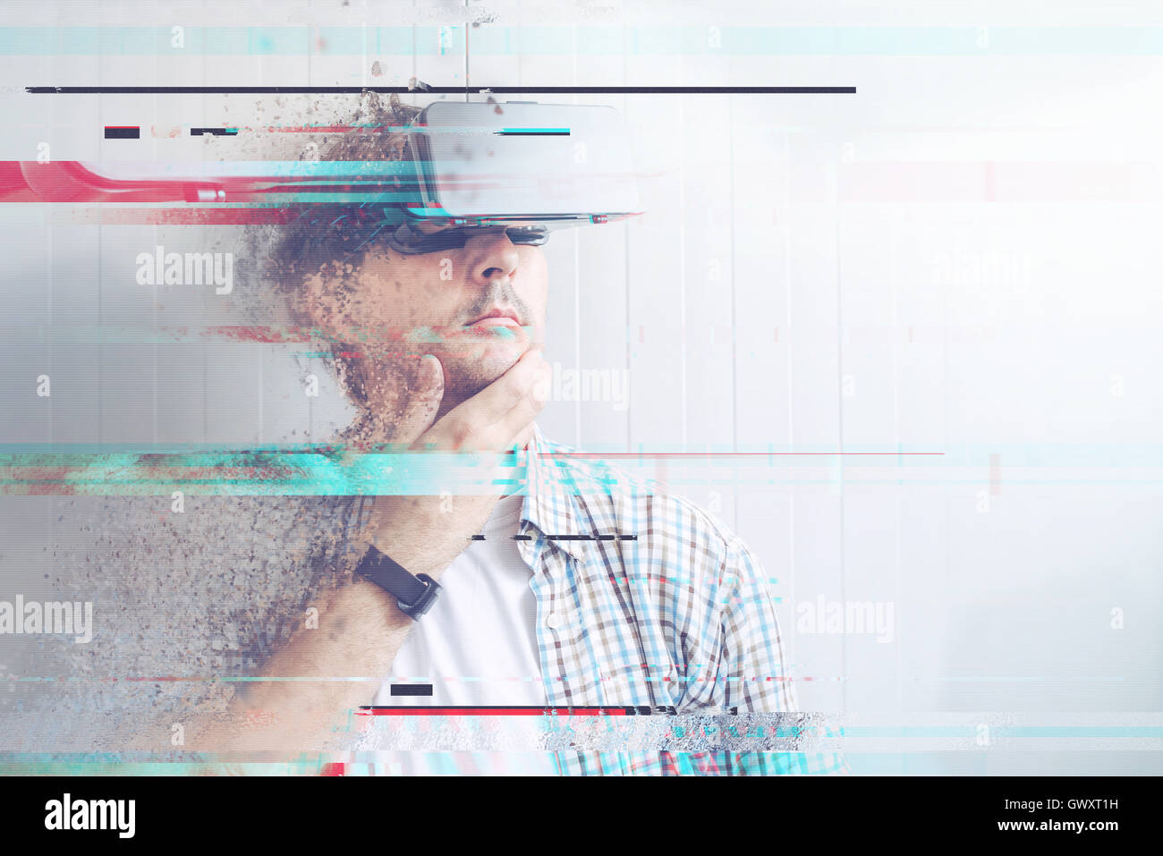 Uomo con occhiali VR guardando 360 video digitale effetti spuri aggiunti in fase di post-produzione. Foto Stock