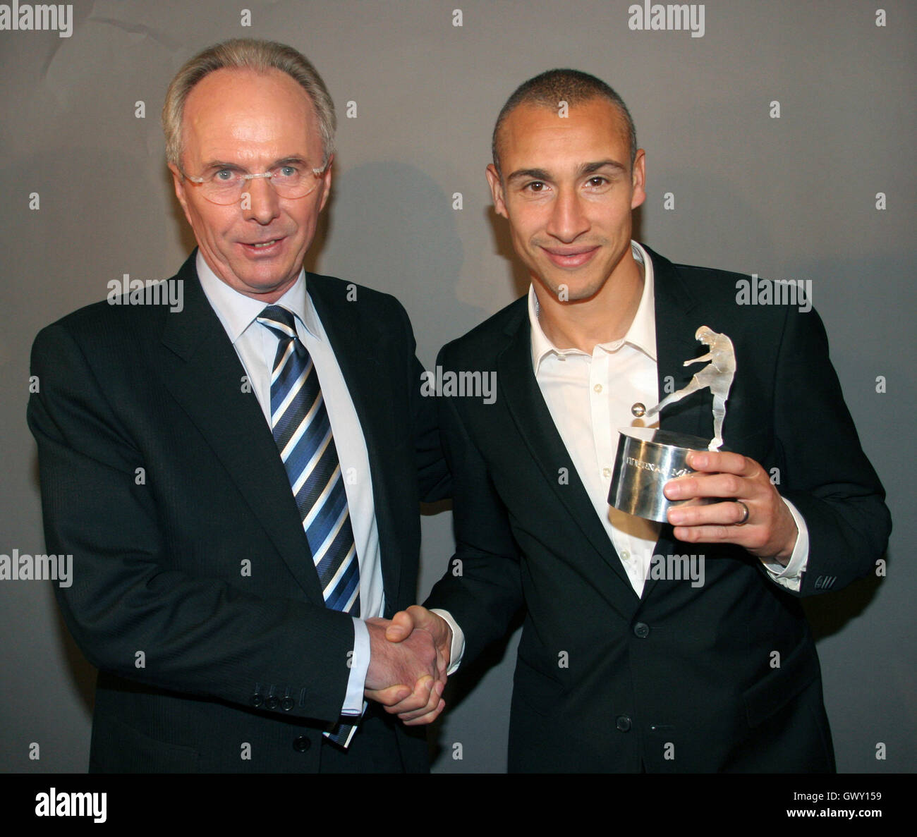 SVEN GÖRAN Eriksson si congratula con Henrik Larsson all'obiettivo finale nel 2006 a annuale di gala di calcio Foto Stock