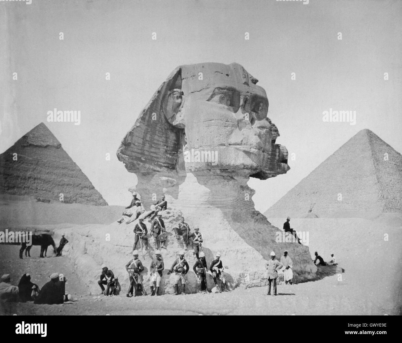 I soldati britannici in posa davanti la Sfinge - Gizeh, Egitto xix Foto Stock