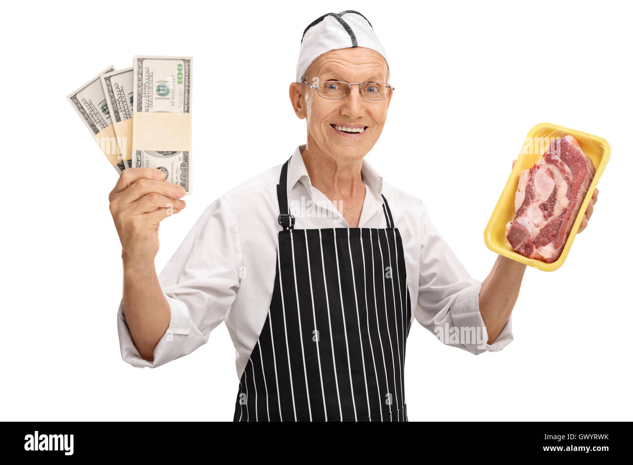 Anziani butcher tenendo una bistecca e pile di denaro isolato su sfondo bianco Foto Stock