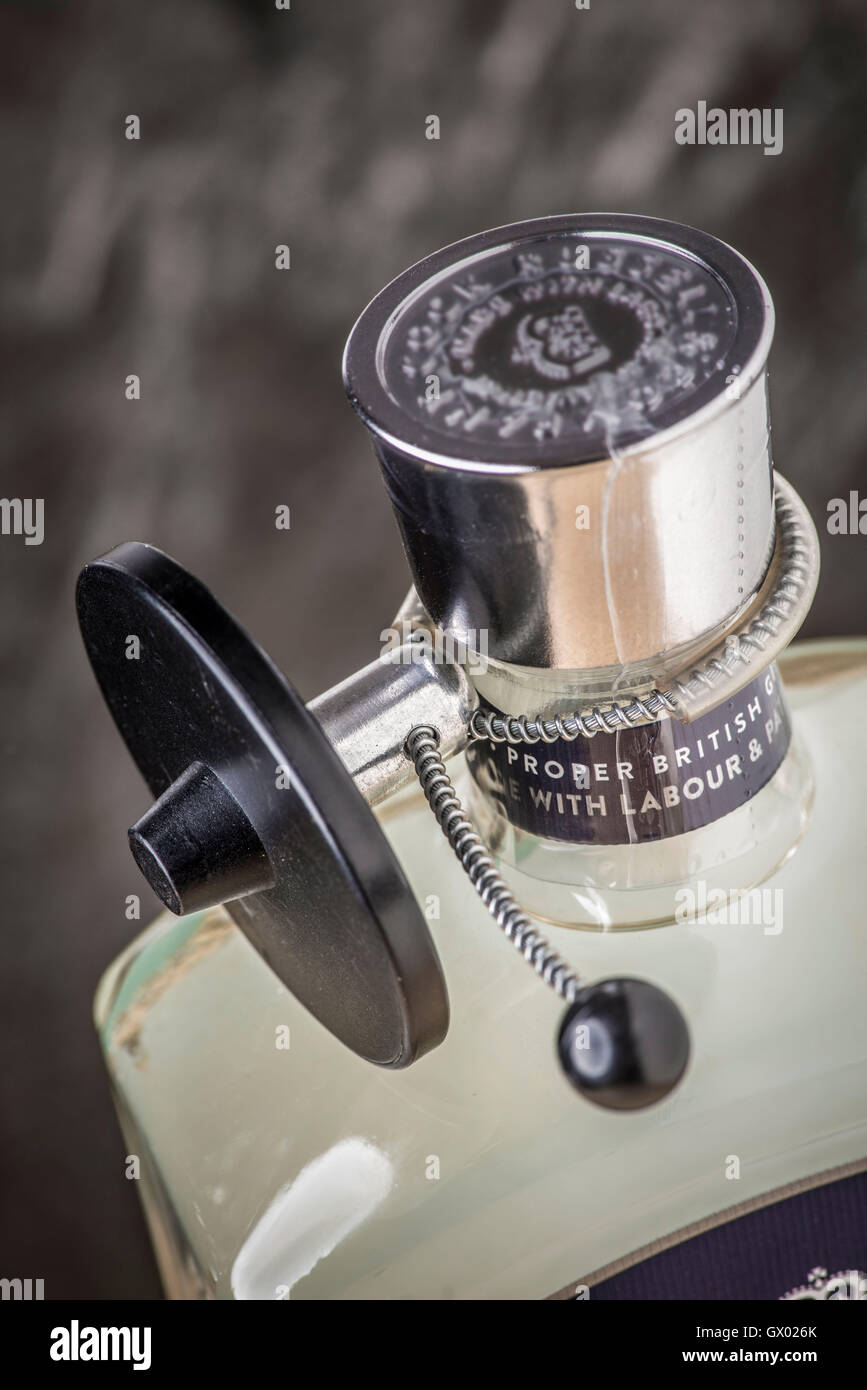 La sicurezza Anti Theft Tag Gin sul collo del flacone. Foto Stock